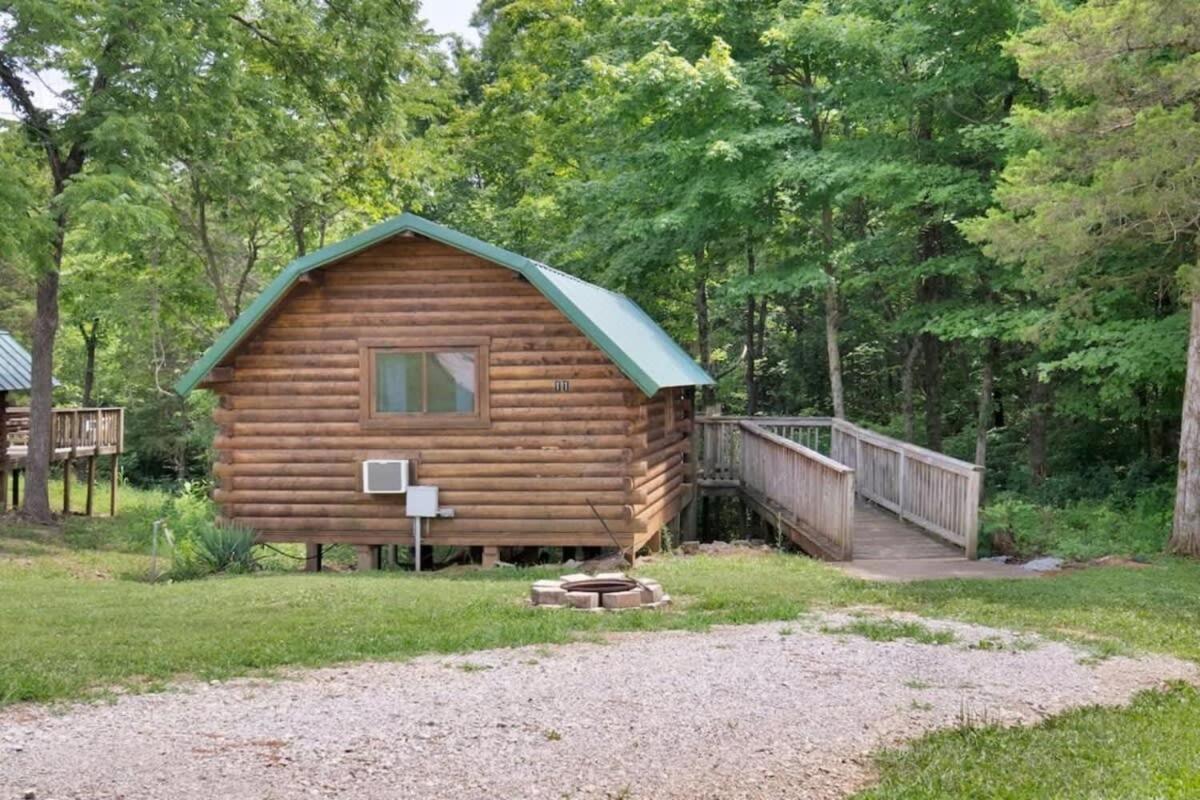 Rustic Cabin With Pool Access 블루밍턴 외부 사진
