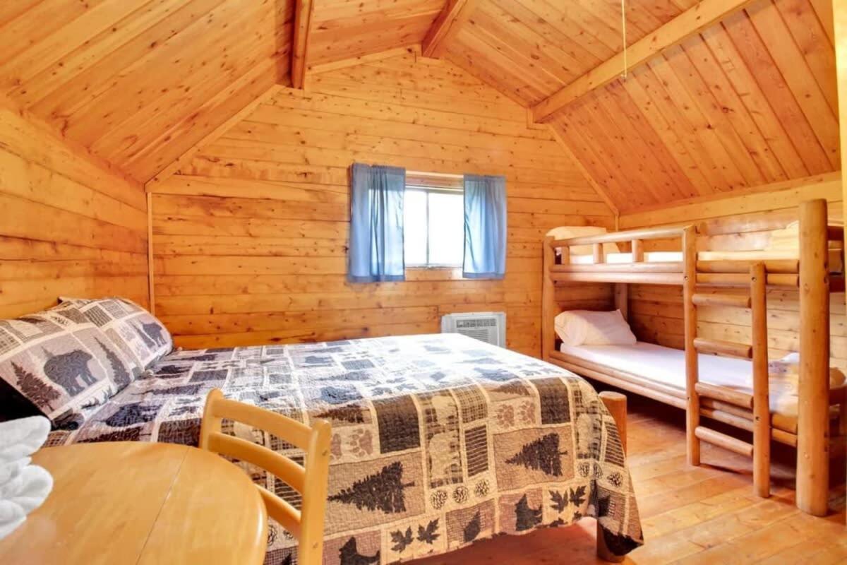 Rustic Cabin With Pool Access 블루밍턴 외부 사진