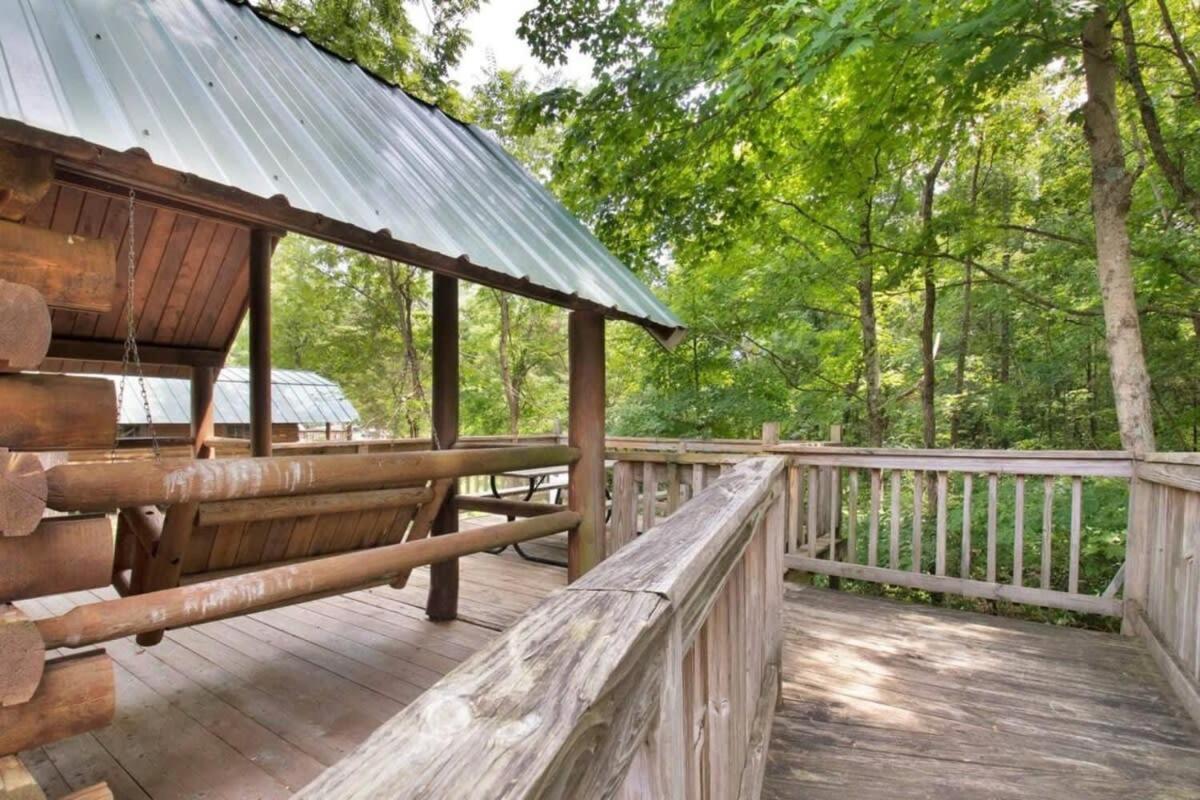 Rustic Cabin With Pool Access 블루밍턴 외부 사진
