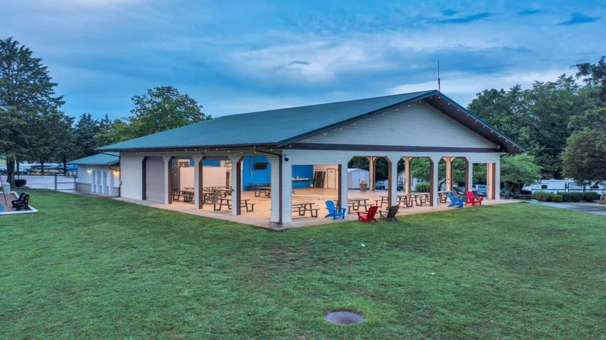 Rustic Cabin With Pool Access 블루밍턴 외부 사진