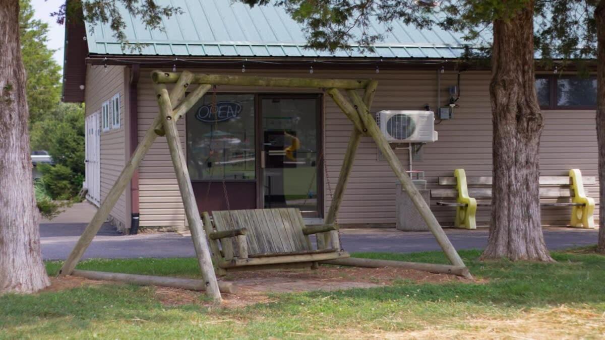 Rustic Cabin With Pool Access 블루밍턴 외부 사진