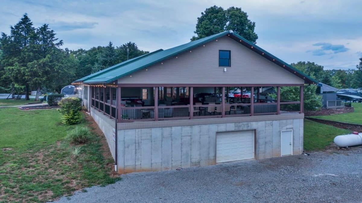 Rustic Cabin With Pool Access 블루밍턴 외부 사진