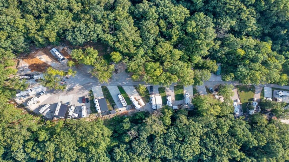 Rustic Cabin With Pool Access 블루밍턴 외부 사진