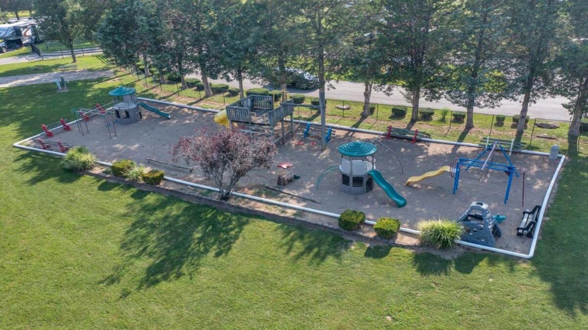 Rustic Cabin With Pool Access 블루밍턴 외부 사진